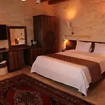 Hira Cave فندق