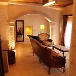 Hira Cave فندق